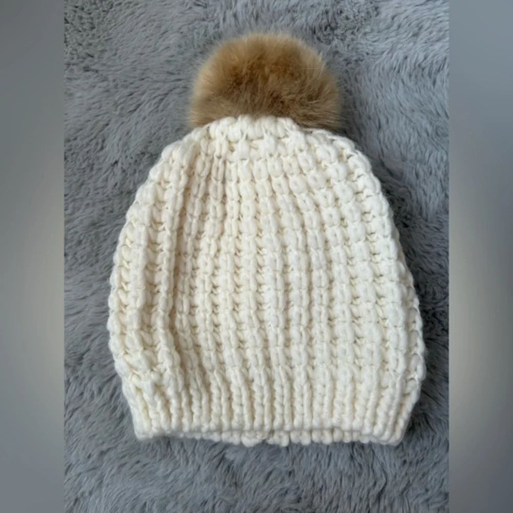 ✨NWOT Soft knit ski beanie Fur Pom Pom hat - cream cold weather ❄️
